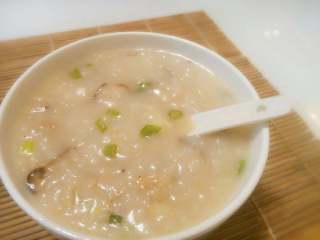 3、香菇鸡丝粥,盛入碗中，即可食用。