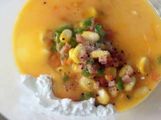 6、洋葱圈煎蛋饼-可以和宝贝抢着吃的美食,加入少许盐和黑胡椒（可选）