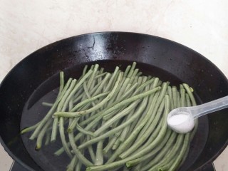 3、早餐生煎包,豆角放入煮水中,放入10克盐,水开小火煮3分钟左右辍水。