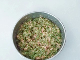 6、早餐生煎包,拌成馅。