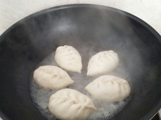 13、早餐生煎包,倒入半碗清水,水量莫过包子底部。