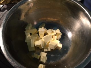 1、升级版一口酥,黄油放在盆里软化，加入砂糖搅打成羽毛状