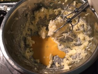 2、升级版一口酥,分2次加入蛋液