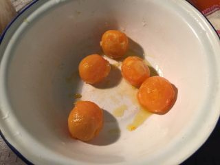 6、升级版一口酥,咸蛋黄提前放入烤箱烤熟