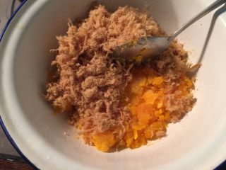 7、升级版一口酥,压碎，加入适量的肉松和香油拌匀成团