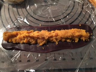 9、升级版一口酥,取一半豆沙馅，搓长擀大后放入一半的蛋黄肉松