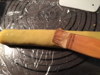 12、升级版一口酥,把蛋黄肉松豆沙馅放在中间包裹起来,刷上一层蛋液（与前面加到黄油里打发的一起正好用了1个鸡蛋）