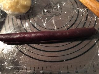 10、升级版一口酥,用豆沙馅把蛋黄肉松包裹起来