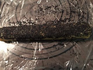 13、升级版一口酥,在上面裹上适量黑芝麻