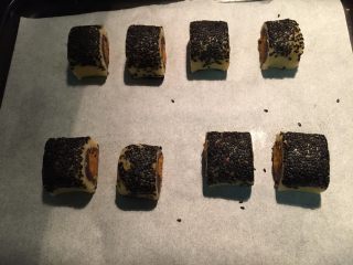 14、升级版一口酥,切成小块放入烤盘内