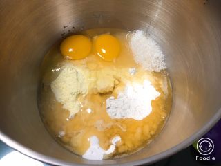 1、南瓜喜饼+芝麻核桃味,南瓜泥、发酵粉留着，其余材料全部放入厨师机内。