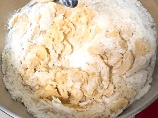 2、南瓜喜饼+芝麻核桃味,启动厨师机搅拌一下。