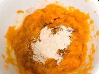 3、南瓜喜饼+芝麻核桃味,南瓜放微波炉加热至熟，再压成泥，冷却一下倒入发酵粉孵化，搅拌一下。