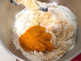 4、南瓜喜饼+芝麻核桃味,南瓜泥倒入厨师机。