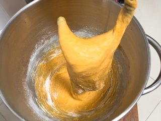 5、南瓜喜饼+芝麻核桃味,搅拌10分钟，面粉结团，如果太湿加点面粉。