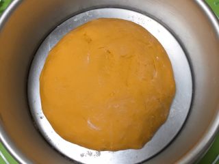 6、南瓜喜饼+芝麻核桃味,拿出整形，滚圆放入模具。