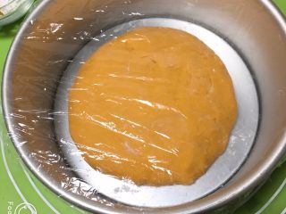 7、南瓜喜饼+芝麻核桃味,盖上保鲜膜。