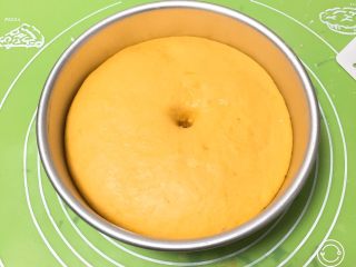 9、南瓜喜饼+芝麻核桃味,发酵完成后拿出，用手指戳一下不反弹。