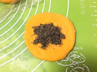11、南瓜喜饼+芝麻核桃味,剂子擀成圆饼，放入芝麻核桃馅。