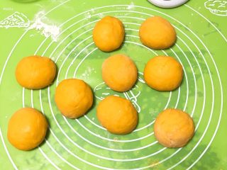 10、南瓜喜饼+芝麻核桃味,面团分成九个剂子滚圆。