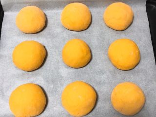12、南瓜喜饼+芝麻核桃味,包裹起来，再滚圆，放入烤盘。