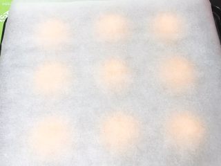 14、南瓜喜饼+芝麻核桃味,烤箱预热180度，时间10分钟，发酵后的面团铺上烤盘纸。