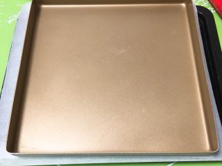 15、南瓜喜饼+芝麻核桃味,用金盘压上，不让它蓬发。