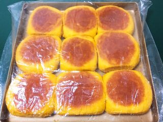 19、南瓜喜饼+芝麻核桃味,冷却后装入袋袋中封闭保存，这样的喜饼放一周也不会硬。