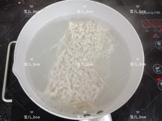2、时蔬炒面,锅里放入适量的水烧开,放入面条,煮大概5分钟左右,看面条的大小确定时间哈