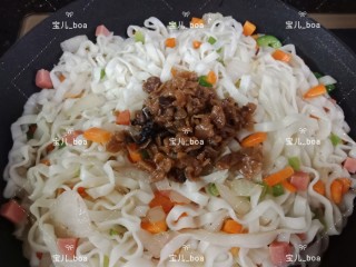 12、时蔬炒面,加入香菇菜脯继续翻炒