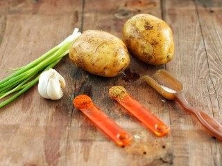 1、香辣孜然土豆块,准备好所需食材