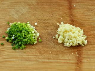 4、香辣孜然土豆块,小葱切葱花，大蒜剁成蒜末