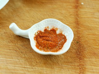 5、香辣孜然土豆块,将辣椒粉、孜然粉和盐混合均匀备用
