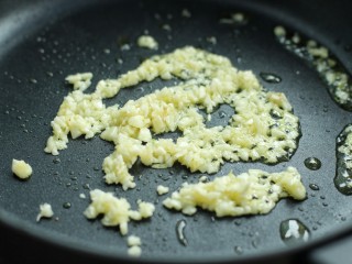 8、香辣孜然土豆块,锅中留底油炒香蒜末