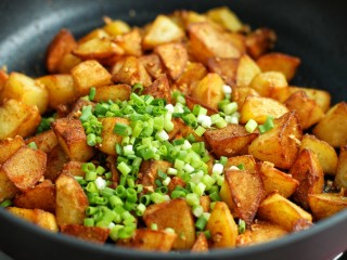 12、香辣孜然土豆块,最后放入葱花炒匀后关火即可