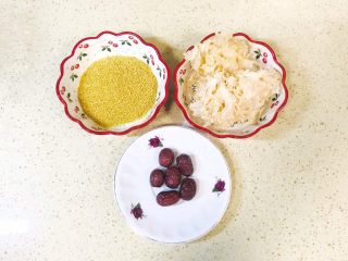 1、银耳小米粥,准备好食材