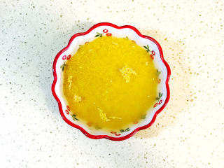 3、银耳小米粥,加清水浸泡半小时，浸泡后的小米熬的粥，非常软糯