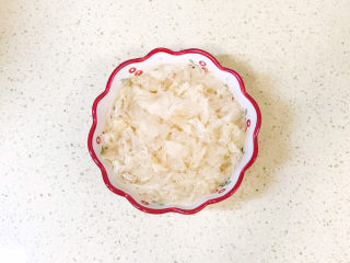 4、银耳小米粥,银耳洗净，去掉根部