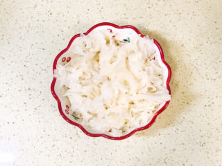 5、银耳小米粥,洗净后，加水浸泡至软，银耳会变得白白净净