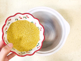 7、银耳小米粥,所有食材准备好，将小米加入炖锅里