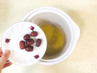 8、银耳小米粥,继续加入红枣