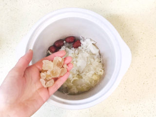 11、银耳小米粥,加适量的冰糖，不喜欢甜的或者家里有糖尿病的老人，可以不加