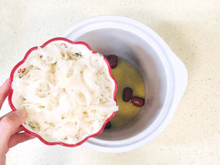 9、银耳小米粥,银耳挤干水分，加入其中