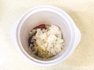 10、银耳小米粥,所有的食材加好后