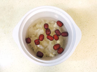 12、银耳小米粥,加入所有食材一倍半的清水