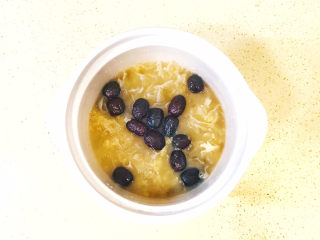 13、银耳小米粥,启动电炖锅慢炖档位，慢炖大约5个小时就可以煮软了