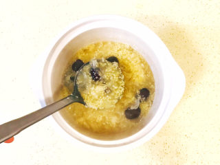 14、银耳小米粥,搅拌均匀