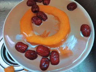 2、红枣南瓜粥,南瓜去皮，同红枣洗净