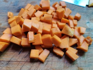 3、红枣南瓜粥,洗好的南瓜切小块