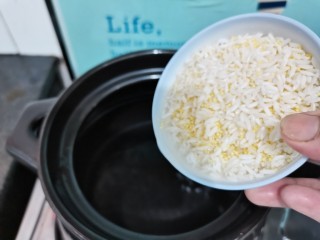 6、红枣南瓜粥,淘洗好的大小米倒入